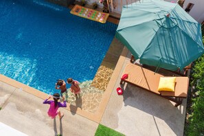 Piscina all'aperto, lettini