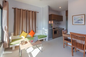 TV a schermo piatto, lettore DVD, libri