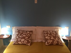 2 habitaciones, tabla de planchar con plancha, wifi y ropa de cama 