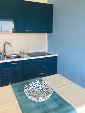 Refrigerador, microondas, parrilla de estufa y cafetera y tetera 