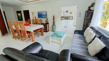 Fernseher, Bücher, Stereoanlage