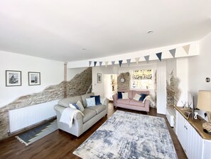 Smart TV, fireplace, Netflix, books - Look Out to Sea From Winkle Cottage (Brixham)