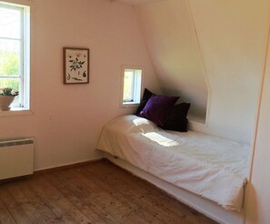 2 bedrooms - Stay in a charming cottage on a small farm, good fishing. (Lekeryd)