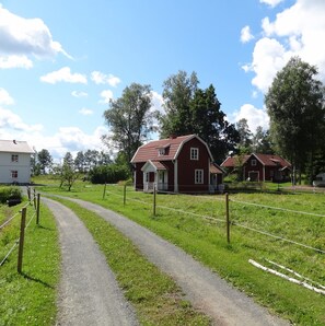Property grounds - Stay in a charming cottage on a small farm, good fishing. (Lekeryd)