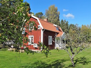 Exterior - Stay in a charming cottage on a small farm, good fishing. (Lekeryd)