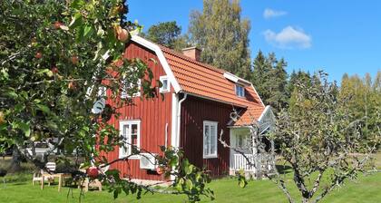  Bo i charmig stuga på en liten gård, bra fiske