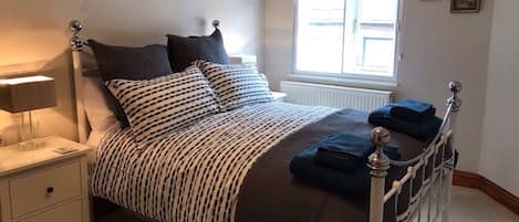 2 quartos, ferros/tábuas de passar roupa, berço de viagem