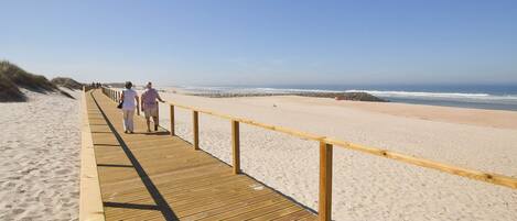 Vlak bij het strand, ligstoelen aan het strand