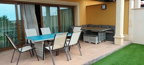 Outdoor dining - Beautiful, spacious villa, heated pool, sleeps eight, with quality furnishings (Caleta de Fuste)