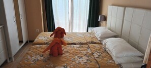 4 bedrooms, in-room safe, iron/ironing board, travel cot - Beautiful, spacious villa, heated pool, sleeps eight, with quality furnishings (Caleta de Fuste)