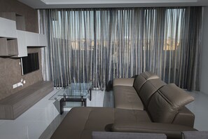 Smart TV - Penthouse near beach.    HPI/6553  (Wied il-Ghajn)
