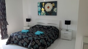 3 quartos, ferros/tábuas de passar roupa, berço de viagem