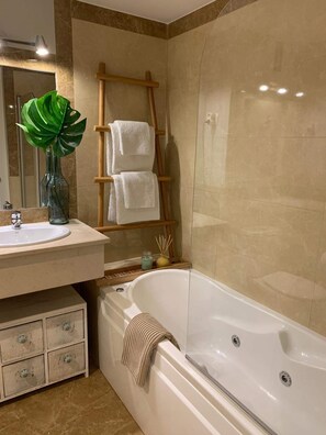 Ensemble baignoire-douche, séchoir à cheveux, bidet, serviettes fournies