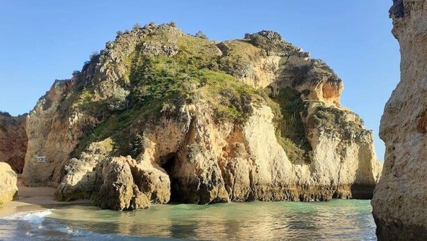 A beach with clear waters and rocky cliffs. - Saltwater Apartment - Sea View (Portimão)