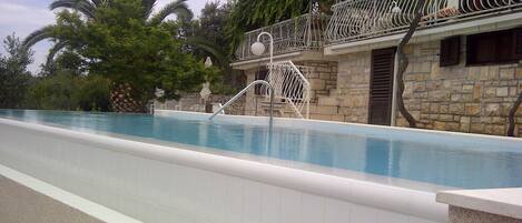 Piscine à débordement, piscine chauffée