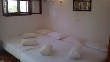 4 bedrooms, iron/ironing board, WiFi, bed sheets