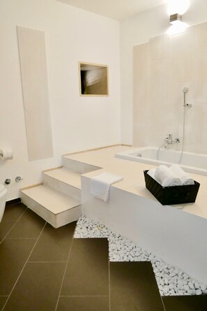 Duschwanne, Haartrockner, Bidet, Handtücher
