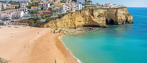 بالقرب من الشاطئ