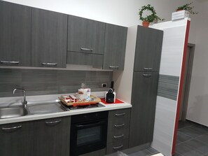 Fridge, oven, stovetop, coffee/tea maker