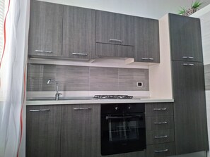 Refrigerador, horno, parrilla de estufa y cafetera y tetera 