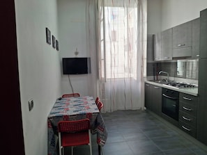 Fridge, oven, stovetop, coffee/tea maker