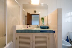 Ensemble douche/baignoire, bidet, serviettes fournies, papier toilette