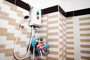 Standard Room | Badeværelse | Bruser, brusehoved med spredningseffekt, gratis toiletartikler