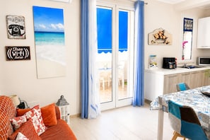 Una habitación con vista al mar, un comedor y una cocina.