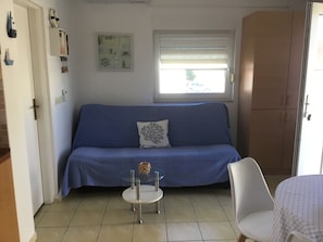 Fernseher, DVD-Player, Bücher