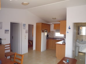 Kühlschrank, Mikrowelle, Herdplatte, Geschirrspüler