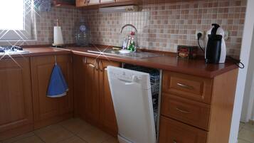 Réfrigérateur, micro-ondes, plaque de cuisson, lave-vaisselle