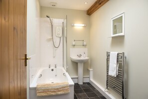 Combined shower/tub, towels - Cosy Cottage on the Edge or Portwrinkle Beach (Portwrinkle)
