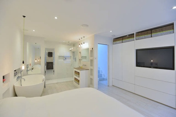 2 bedrooms, iron/ironing board, travel cot, WiFi