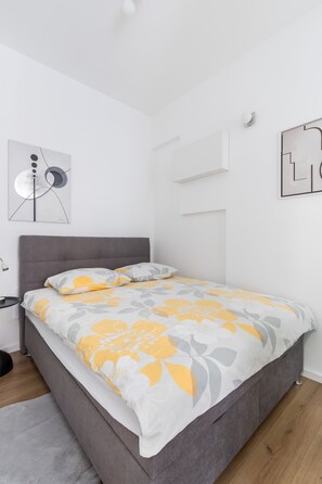 Iron/ironing board, WiFi, bed sheets