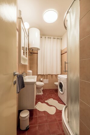 Dusche, Haartrockner, Bidet, Handtücher