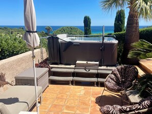 Outdoor spa tub - Gorgeous sea view, heated pool, jacuzzi, sauna, close to the beach. (Sainte-Maxime)