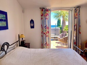 4 bedrooms, in-room safe, desk, iron/ironing board