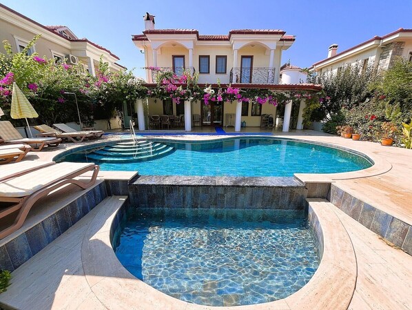 Outdoor pool - Beautiful Villa with Salt System Private Pool & Garden in Center of Dalyan !!! (Dalyan)