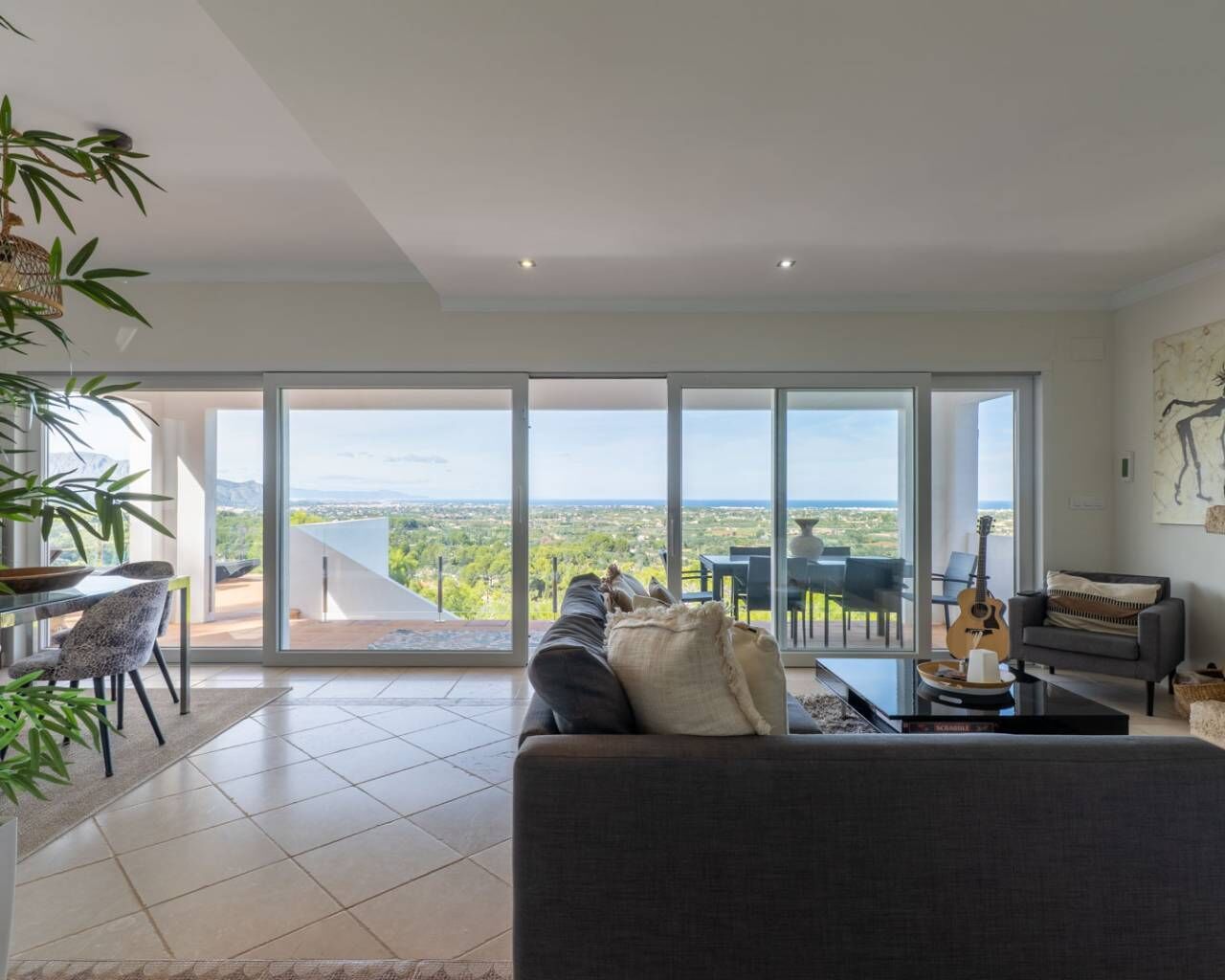 TV connectée, cheminée, lecteur de DVD, livres