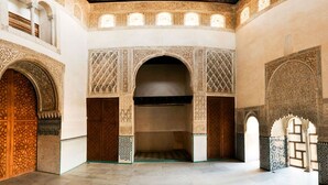 Un interior con arcos ornamentados y detalles en azulejos.