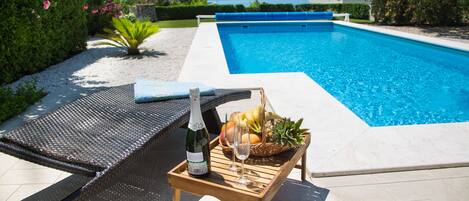 حمّام سباحة مُدفَّأ