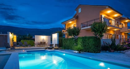 Villa de lujo con piscina privada climatizada, bañera de hidromasaje, interior espacioso, ...