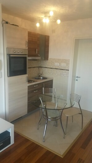 ثلاجة، فرن، مستلزمات طهي/أطباق/أوعية، توابل