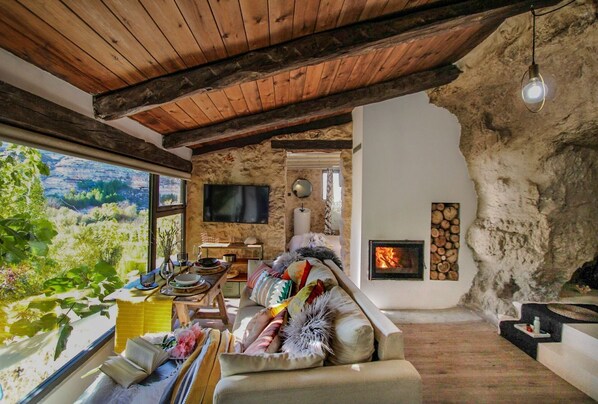 TV - Cave Suite GUHA (Cave Hotel Lomas de Ruvira) (Jorquera)