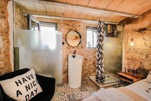 Hair dryer, towels - Cave Suite GUHA (Cave Hotel Lomas de Ruvira) (Jorquera)