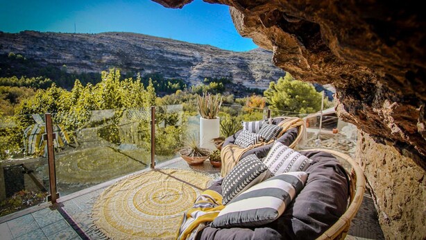 A cozy outdoor seating area with a view of a mountainous landscape. - Cave Suite GUHA (Cave Hotel Lomas de Ruvira) (Jorquera)