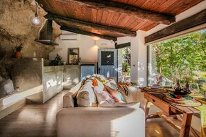 TV - Cave Suite GUHA (Cave Hotel Lomas de Ruvira) (Jorquera)