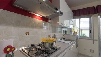 KĂŒhlschrank, Mikrowelle, Ofen, Herdplatte