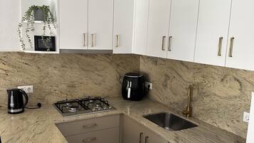 Frigorífico, microondas, placa de cocina y cafetera o tetera