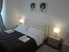 2 Schlafzimmer, Schreibtisch, Bügeleisen/Bügelbrett, WLAN